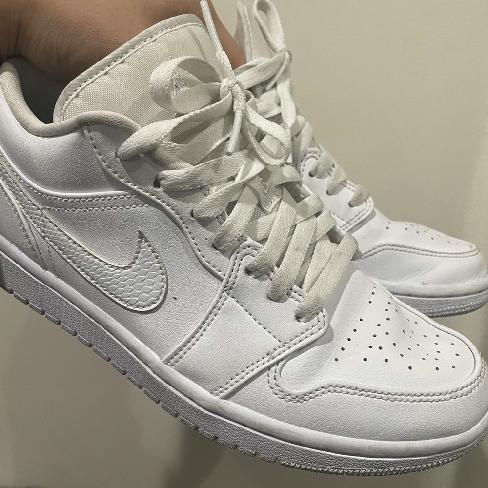 Air Jordan low 1s